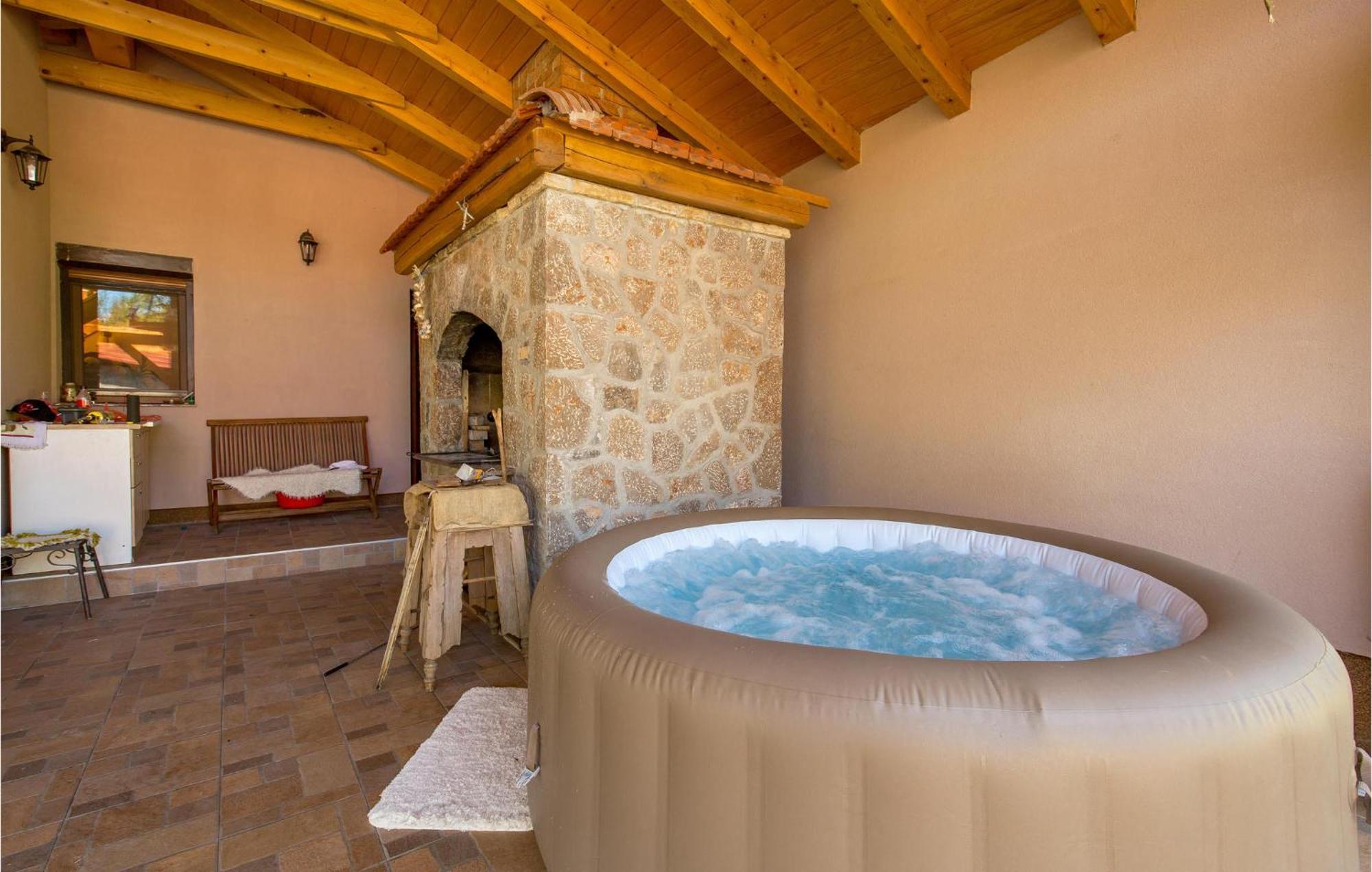 Amazing Home In Vrzici With Jacuzzi Екстериор снимка