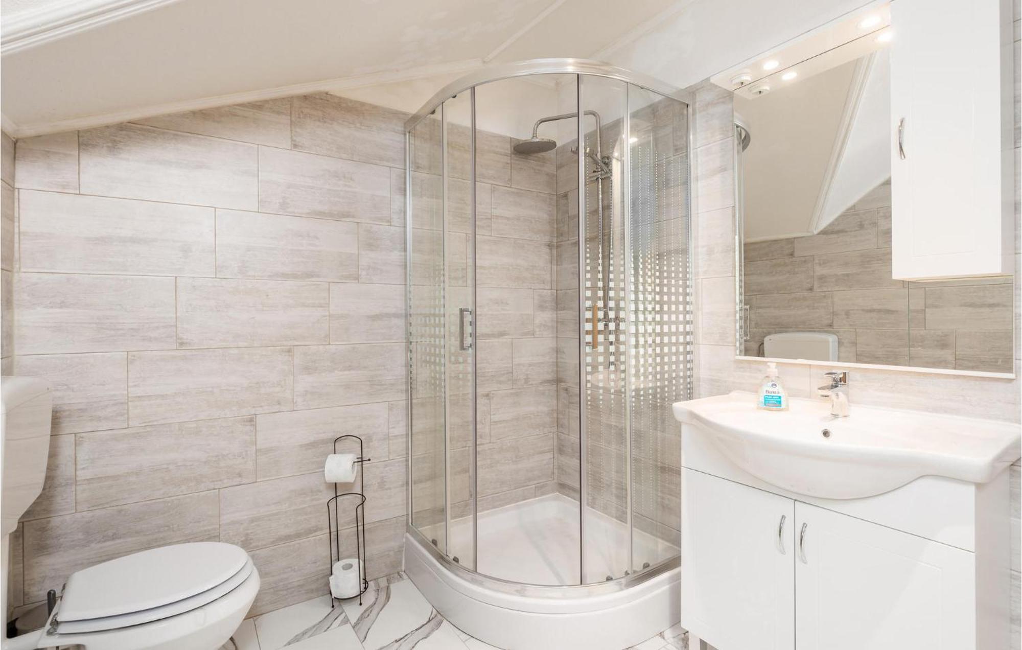 Amazing Home In Vrzici With Jacuzzi Екстериор снимка