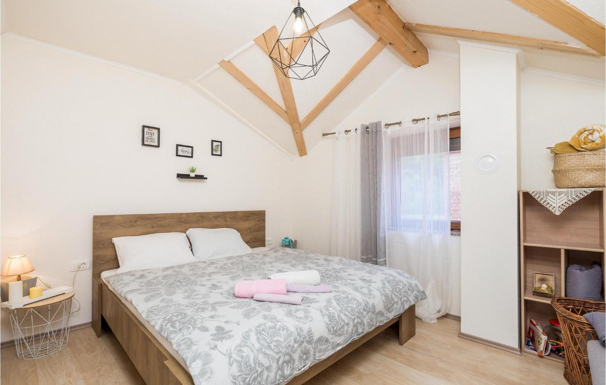 Amazing Home In Vrzici With Jacuzzi Екстериор снимка